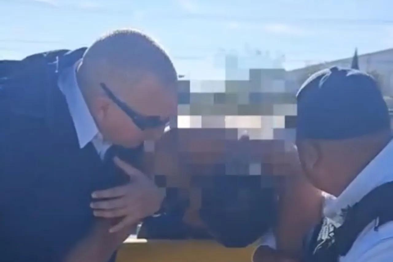 Video: Policías viales rescatan a hombre que intentó aventarse de un puente