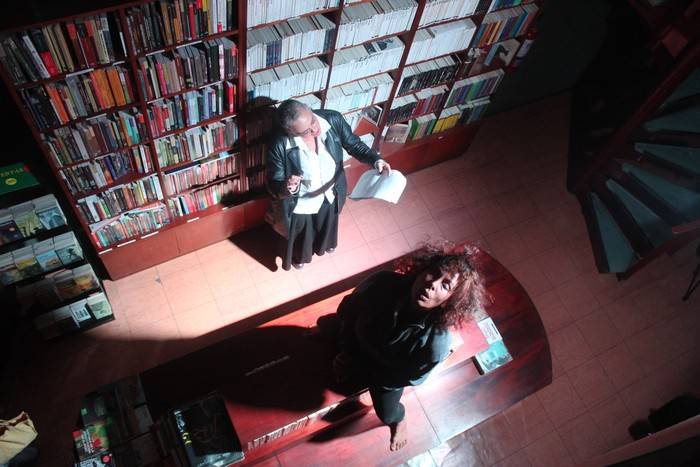 El drama de la verdad: Petros Márkaris y los ecos de Atenas en el silencio de La Librería La Familia