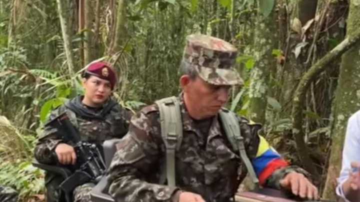 ‘Antonio Medina’, los 15 explosivos y las conexiones entre los bombardeos de Guaviare y Arauca: ‘los campamentos quedaron reducidos’