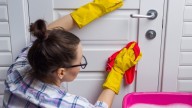El truco de los expertos para limpiar las puertas blancas y dejarlas como nuevas