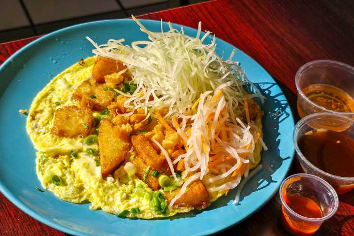 A New San José Food Stall Specializes in Vietnamese Rice Cake Omelettes
