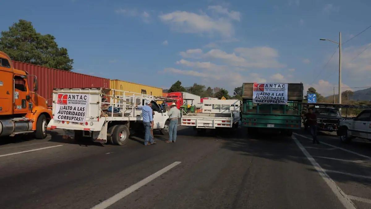 Bloqueos se extenderán hasta que haya soluciones, advierten campesinos a diputados