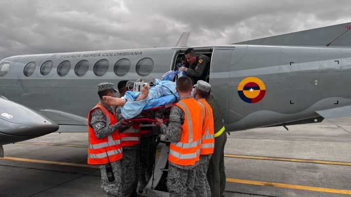 Traslado aéreo masivo para salvar la vida de los heridos por el ataque terrorista en Arauca