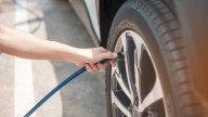 Ni 25 ni 35: cuál es la presión de neumáticos ideal para viajar con tu auto en verano