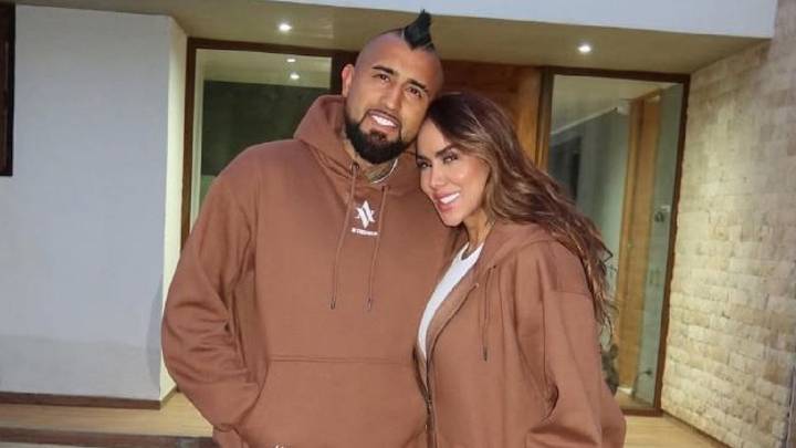 "Parecen hermanos los tres": Novia de Arturo Vidal sorprende bailando con sus hijos mayores de edad