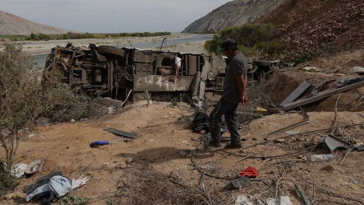 Choque de autobús con otro vehículo deja 37 muertos en Perú