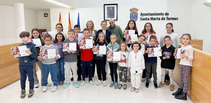 Santa Marta premia los mejores collages de Martín Gaite