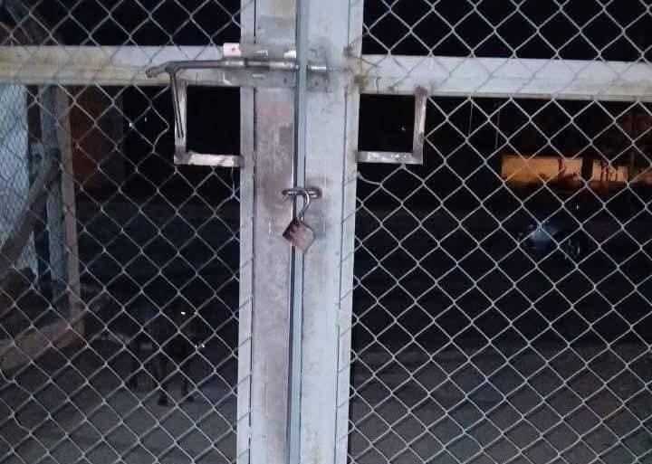 Oficial del Servicio Penitenciario "estrelló" su auto contra el portón de la institució