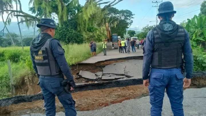 Colapsa la vía principal de El Quebradón en Mérida