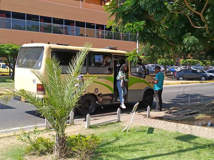 Usuarios de Puerto Ordaz esperan largas horas por transporte público