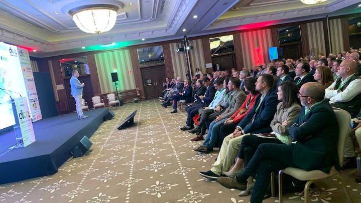 Cuatrocientos profesionales del aceite y el vino abordan futuro del sector en CLM