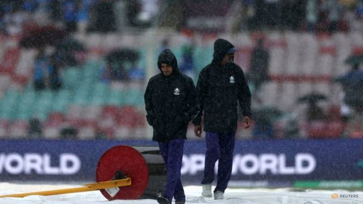 Drizzle delays start of Women's World Cup final