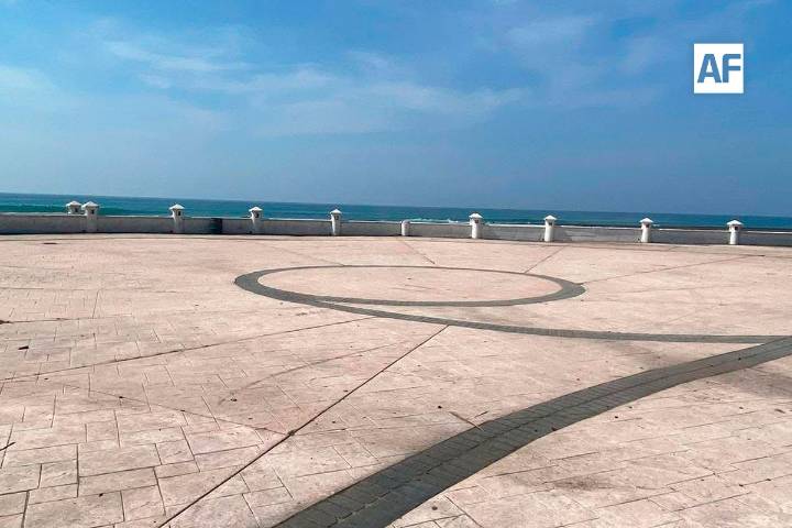 Limpian malecón de Playa El Real ante inicio del puente vacacional