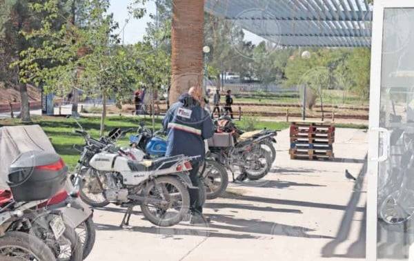 Desempeña con orgullo el oficio de cartero