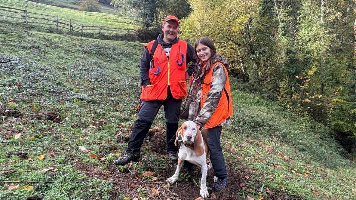 La pasión por la caza pasa de padres a hijos en Cangas del Narcea: “Tiene 13 años pero refiere el monte al móvil”