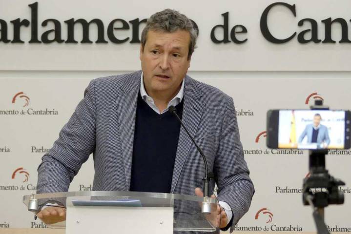 Fernández (PP) cree que el fiscal superior de Cantabria "debiera comportarse con más respeto hacia los tribunales"