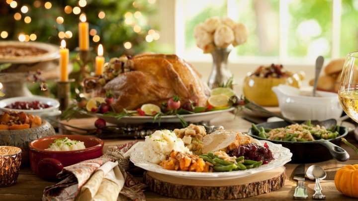 How many calories are in the average thanksgiving dinner?