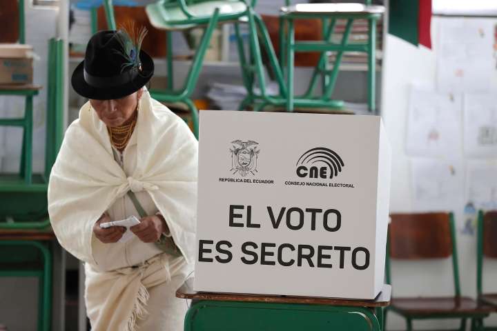 Comienza referéndum en Ecuador sobre Asamblea Constituyente y bases militares extranjeras