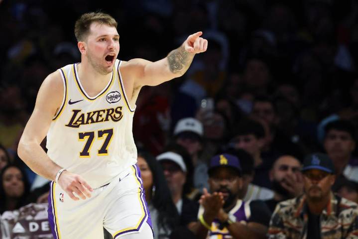 Luka Doncic firma un arranque histórico con los Lakers en la Temporada 2025
