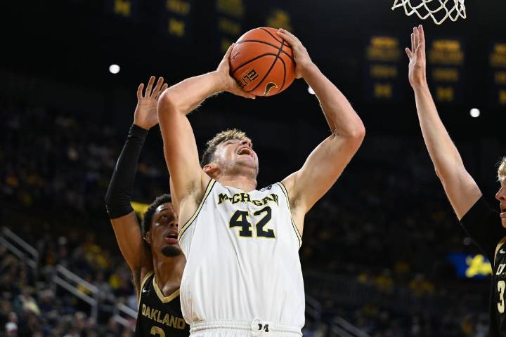 Deadspin | No. 7 Michigan scores 69 in first half, crushes Oakland