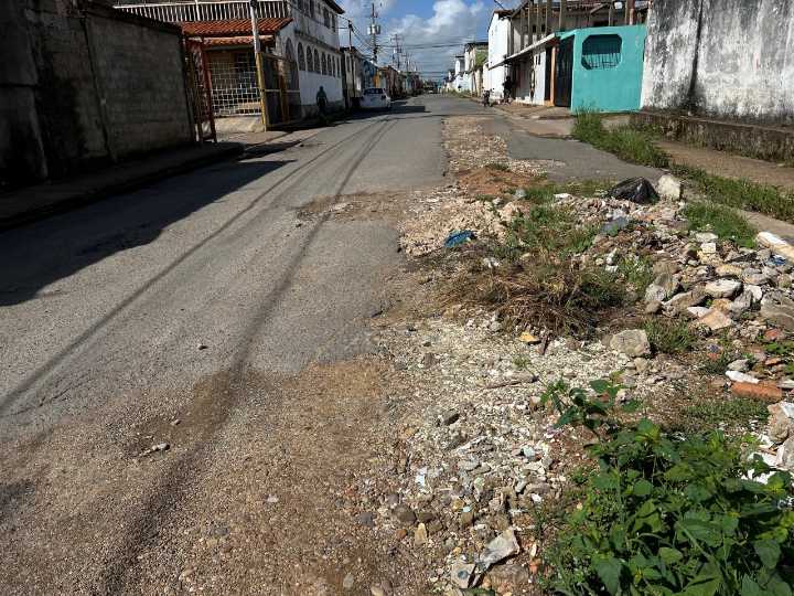 Habitantes de Las Cayenas esperan la ejecución del plan de asfaltado en la avenida principal