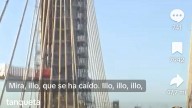 Susto en el puente del Centenario: cae un aseo portátil desde gran altura