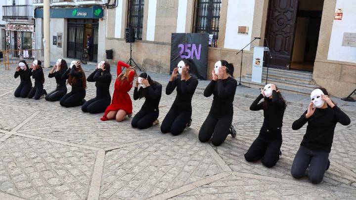 El municipio de Arroyo de la Luz se moviliza contra la violencia de género con una emotiva performance