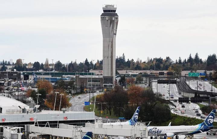 Air traffic controllers miss another paycheck as Seattle’s private jets soar