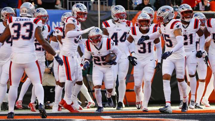 Patriots close out Bengals 26-20 to move to 10