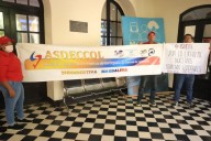 Funcionarios de la Contraloría del Magdalena protestan en la Asamblea para exigir el ajuste salarial que no se ha aplicado desde 2024