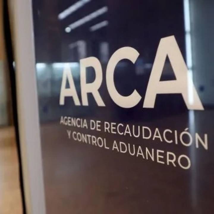 La recaudación de impuestos cayó cerca de 3,5% real en octubre y alcanzó los $16,1 billones