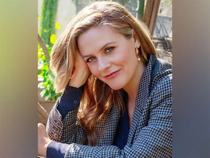 Alicia Silverstone remembers her late mom's cameo in 'Clueless'