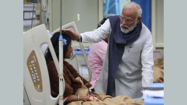 PM Modi visits LNJP hospital to meet injured victims of Delhi blast