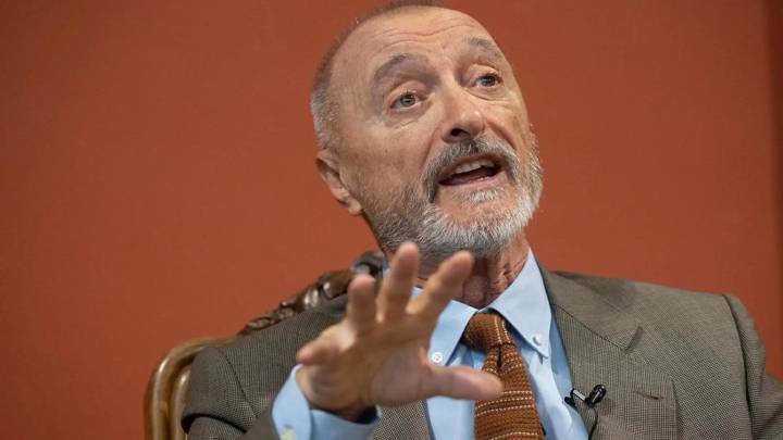 Pérez-Reverte aplaude la miniserie española del momento: "Enorme, impresionante"