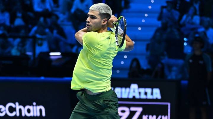 Carlos Alcaraz reaccionó a tiempo y debutó con triunfo ante Taylor Fritz en el ATP Finals