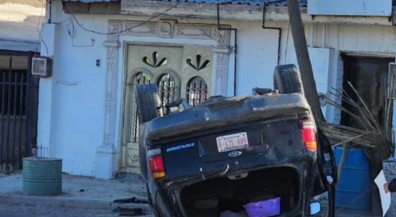 Fatal volcadura; murió conductor tras caerle camioneta encima