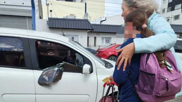 Bajó a buscar a su nieta y le robaron la cartera del auto