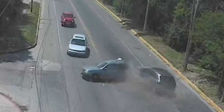 Brutal choque múltiple en Córdoba: una conductora tuvo que ser rescatada y dos mujeres terminaron internadas