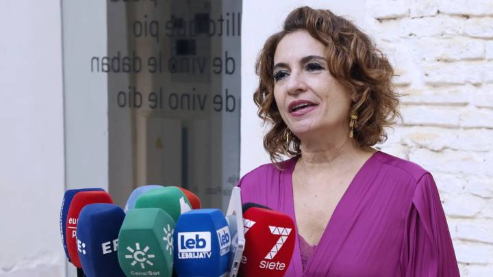 Montero advierte de que el Gobierno "no se va a dejar chantajear por nadie, y eso lo sabe Ábalos"