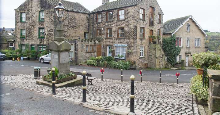 Police issue statement after girl, 14, 'offered lift' at bus stop