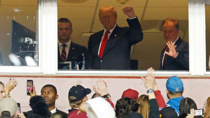 VIDEO: Donald Trump Va a Juego de la NFL y Multitud lo Abuchea