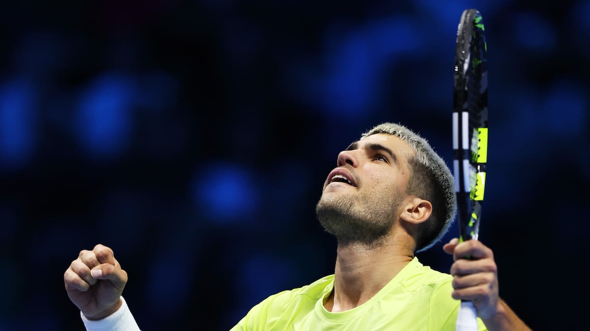 Alcaraz tira de oficio para remontar a Fritz y se queda a una victoria de cerrar el año como número uno