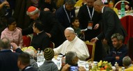 Papa León XIV almuerza con cientos de pobres y un grupo de transexuales latinoamericanas