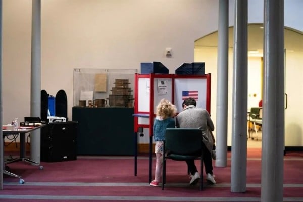 Salen a las urnas en EU, en una elección crucial para Trump