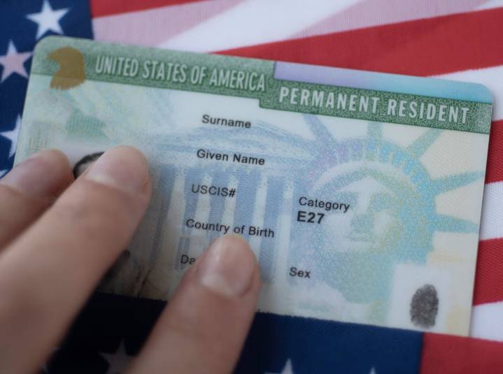 EE. UU. revisará a cubanos y venezolanos con tarjetas de residente