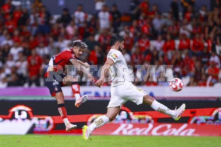 Atlas contiene al campeón, pero agoniza