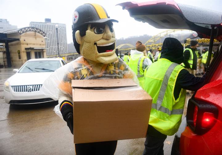 Pirates, Steelers and Penguins shine during Thanksgiving food distribution
