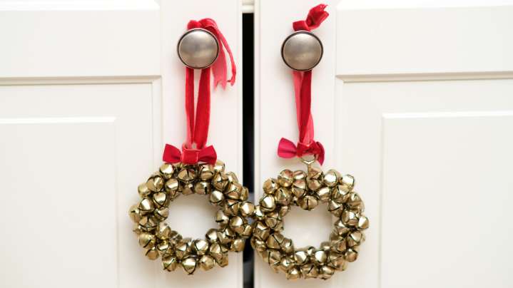 12 Cabinet Wreath Ideas To Decorate Your Space For The Holidays