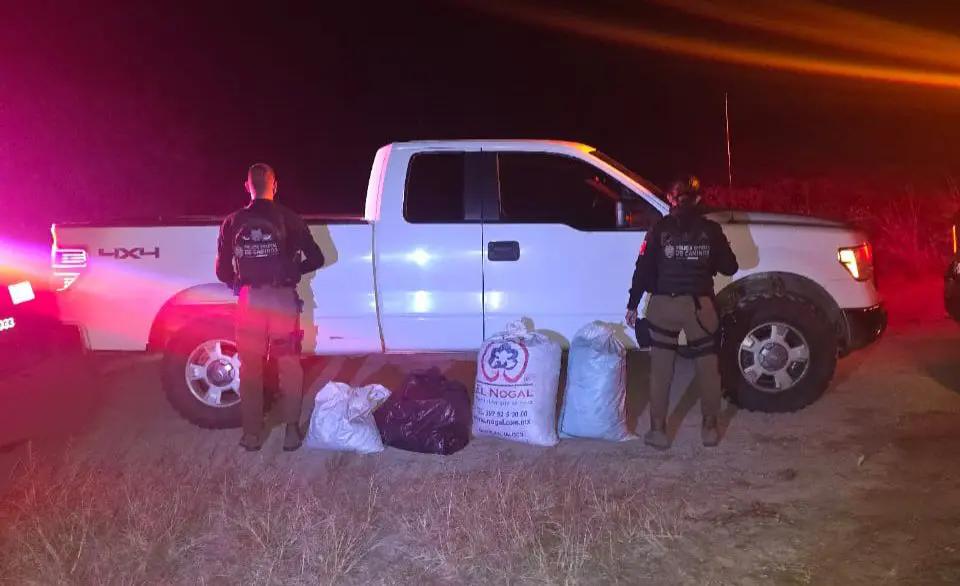 Aseguran casi 100 kilos de marihuana dentro de camioneta robada en Talpa de Allende