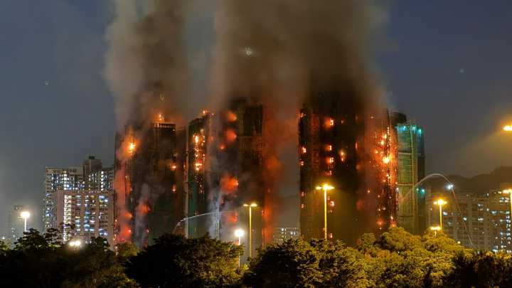 Impresionantes imágenes muestran cómo un incendio envolvió un complejo residencial de casi 2.000 viviendas en Hong Kong y dejó 13 muertos